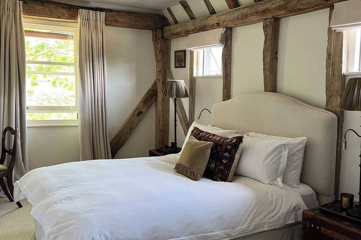 Stunning Luxury Barn Conversion in Surrey. in Ockham, Guildford