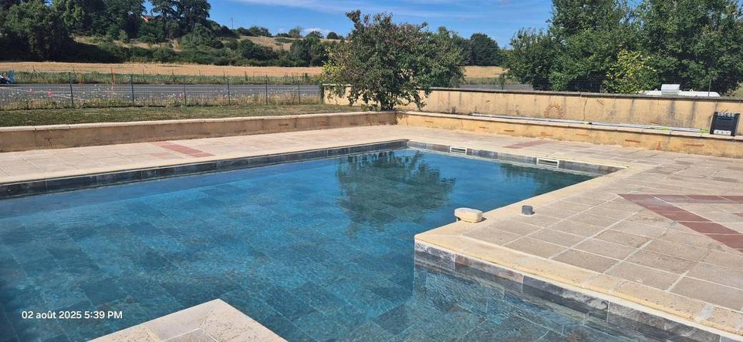 Location de vacances pour 2 personnes, avec terrasse ainsi que piscine et jardin, animaux acceptés à Creysse - 2