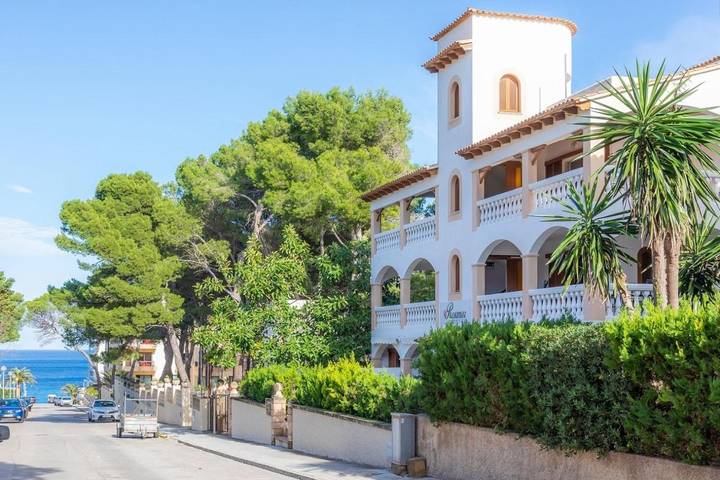 Ferienwohnung für 3 Personen, mit Terrasse und Garten sowie Ausblick in Cala Agulla