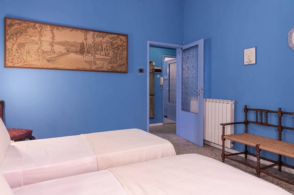 Apartamento entero, Guesthost - Apartment located on the second floor of a three-story building with no elevator.In 60 square meters of space it comfortably accommodates 6 people, with one double bedroom, one with two single beds and a sofa bed in the living room.The proper in Ferrara, Provincia de Ferrara