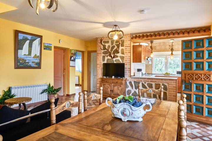 Geräumige Villa mit Pool in Porzuna - 90 m² und Bergblick in Porzuna, Comarca de la Mancha