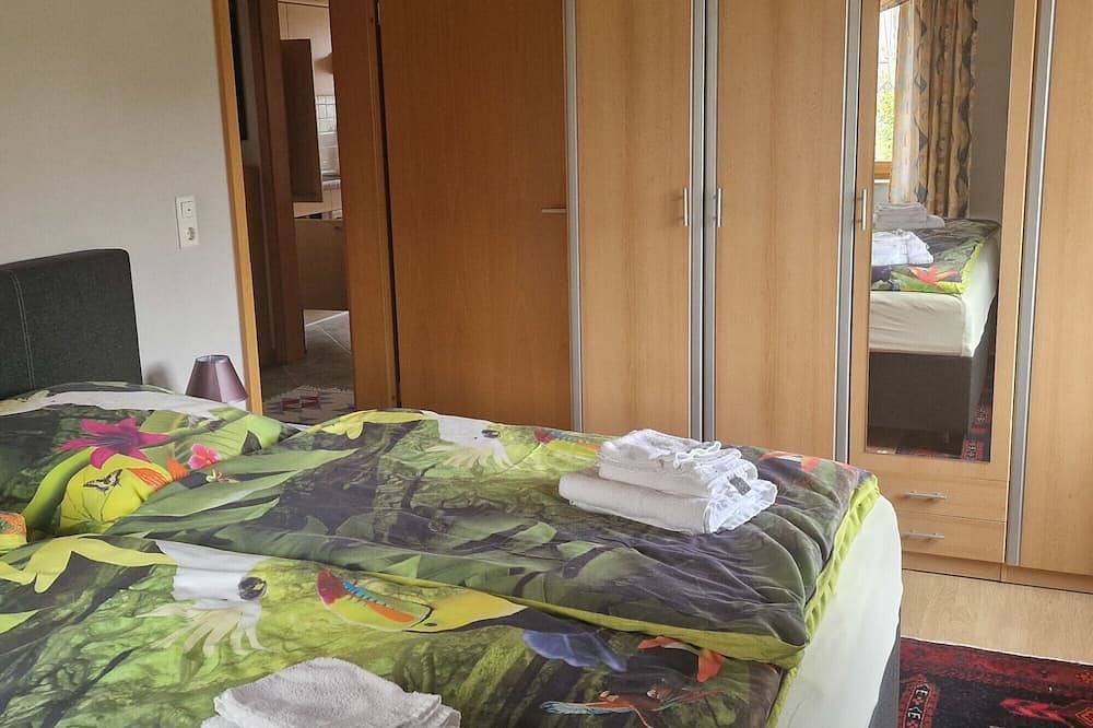 Ganze Wohnung, Zweiraumwohnung mit getrenntem Schlaf- und Wohnzimmer in Cotta, Dresden