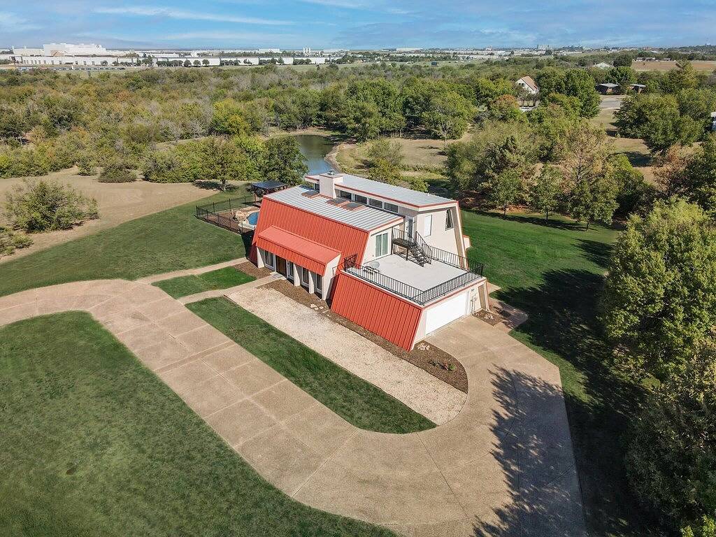 Modern Home - 1 Acre Lot w/ Pool, Patios, Jacuzzi in Denton, Denton County