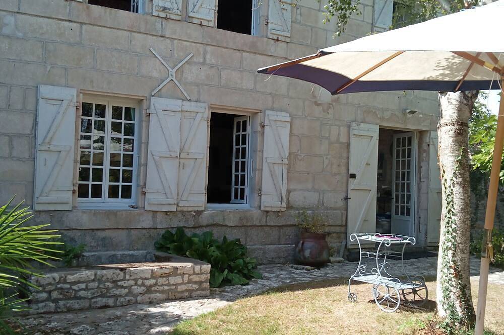 Maison en bord de rivière plage à 400 m in Port-d'Envaux, Région de Saintes