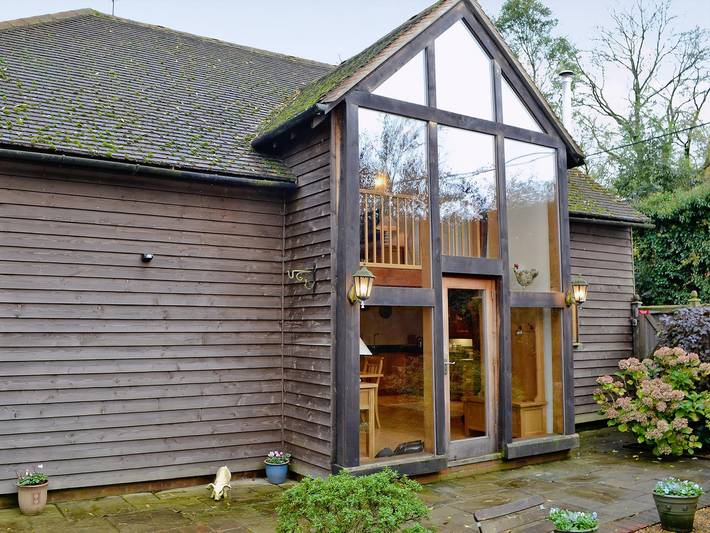 Log cabin for 4 people, with garden, with pets in South Downs