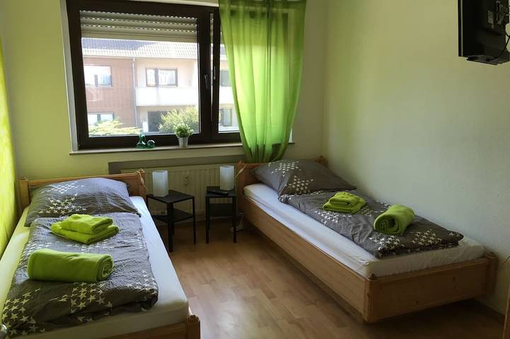 Ganze Wohnung, 4 Zimmer Wohnung mit Balkon  (und Garten - !! aktuell nicht nutzbar !!) in Troisdorf, Rhein-Sieg-Kreis