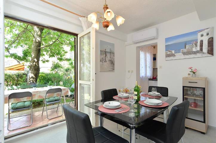 Ferienwohnung für 4 Personen, mit Garten und Ausblick in Poreč