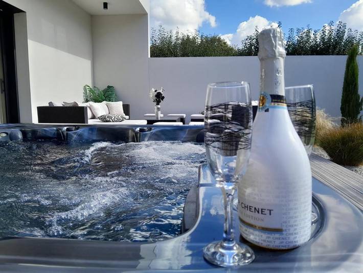 Chalet para 6 personas, con jardín además de piscina y jacuzzi - 1