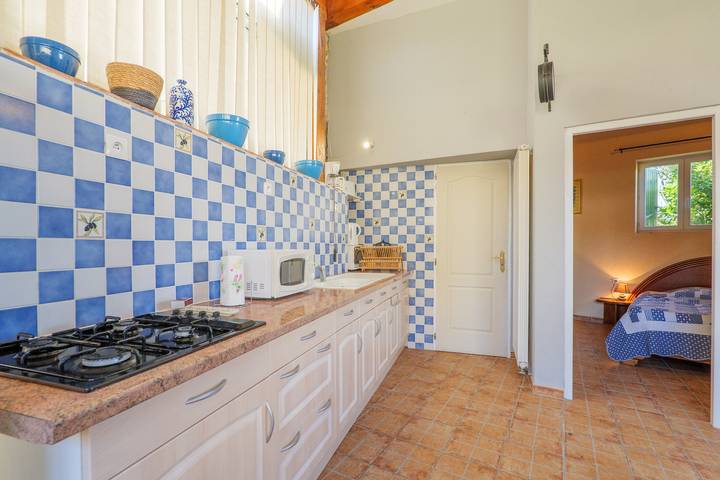 Entire apartment, Studio Apartment 'Proche Gorges De L'Ardeche' with Shared Pool, Wi-Fi and Air Conditioning in Saint-Remèze, Privas (arrondissement)
