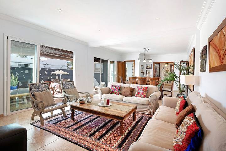 Villa con lujosa zona de piscina, terraza cerca del campo de golf y aire acondicionado in Costa Teguise, Teguise
