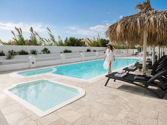 Chambre d’hôte pour 2 personnes, avec piscine et vue ainsi que terrasse et jardin à Perissa