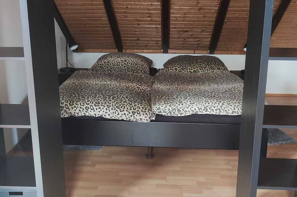 Ganze Wohnung, Batcave, Nette Ferienwohnung im Dachgeschoss in Lahn-Taunus