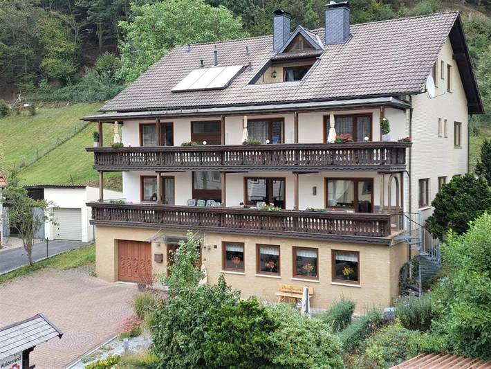 Ferienhaus, mit Balkon und Terrasse sowie Garten und Ausblick
