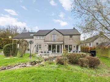 Gîte pour 10 personnes, avec jardin ainsi que balcon et jacuzzi à Marchin
