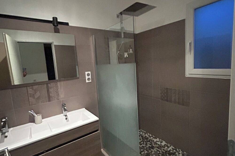 Villa with pool and jacuzzi - 12 people in Rochefort-du-Gard, Nimes und Umgebung