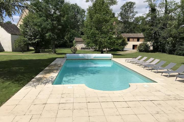 Location de vacances pour 23 personnes, avec jardin, animaux acceptés à Lalandusse