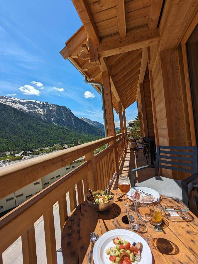 Gîte pour 15 personnes, avec Balcon et Jacuzzi ainsi que Terrasse et Jardin à Ceillac
