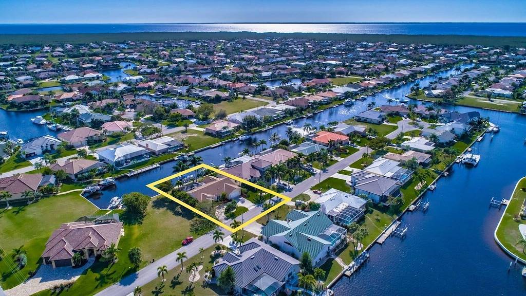 Beginnen Sie Ihren Traumurlaub in diesem wunderschönen Haus auf den Punta Gorda-Inseln. Wenn Sie Ihren Sorgen entfliehen und sich entspannen möchten, ist dies das ultimative Zuhause für Sie. in Punta Gorda Isles, Punta Gorda