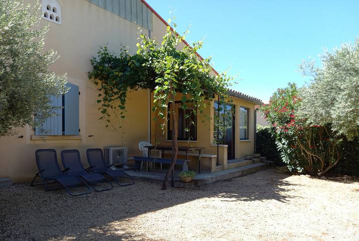 Gîte pour 3 personnes, avec terrasse et jardin à Rochegude