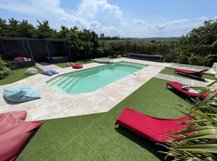 Gîte pour 15 personnes, avec jardin ainsi que terrasse et piscine