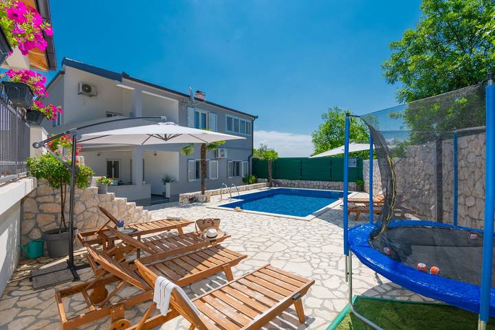 Villa für 8 Personen, mit Balkon/Terrasse und Pool in Split-Dalmatien - 2