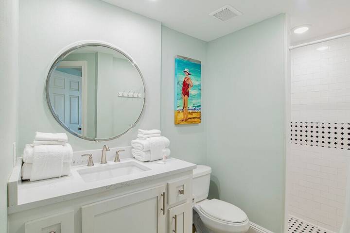 Vacation house for 16 people, with balcony and pool by Orange Beach