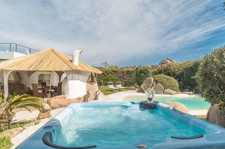 Villa per 6 persone, con terrazza e idromassaggio nonché giardino, con animali domestici in Santa Teresa Gallura