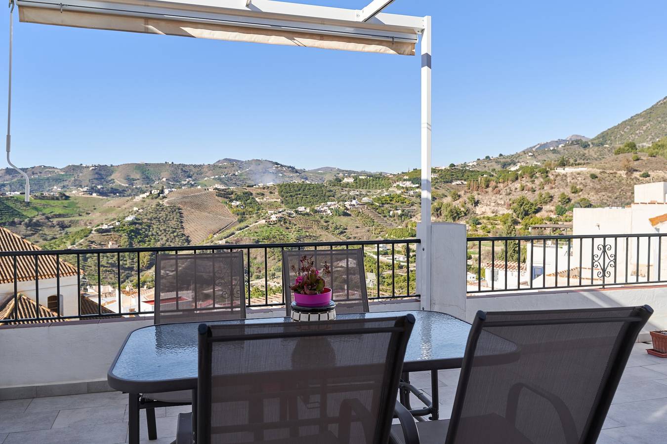 Ganze Wohnung, Ferienwohnung 'Casa Con Vistas 2' mit Bergblick, Wlan und Klimaanlage in Frigiliana Road, Frigiliana