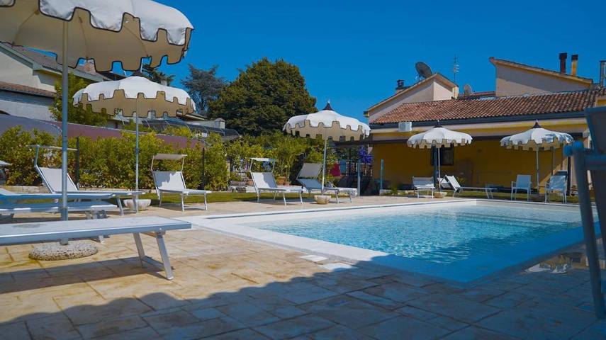 Casa vacanza per 4 persone, con Balcone e Terrazza nonché Giardino e Piscina a Campagna