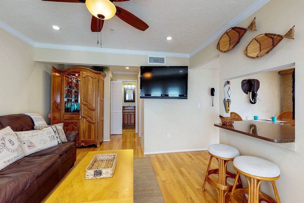 Ganze Wohnung, Waterfront, hundefreundliche Wohnung w / voll ausgestattete Küche, möblierter Balkon und Blick auf den Golf in Coquina Beach, Bradenton Beach