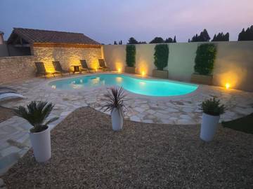Location de vacances pour 12 personnes, avec jacuzzi ainsi que jardin et piscine à Violès