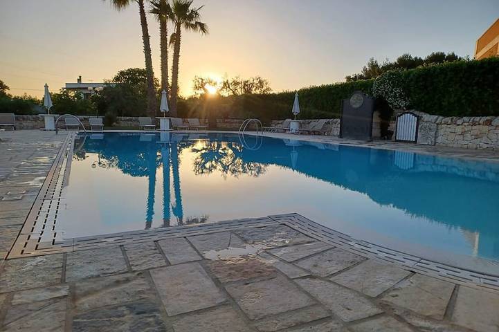Gîte pour 4 personnes, avec Terrasse ainsi que Jardin et Piscine