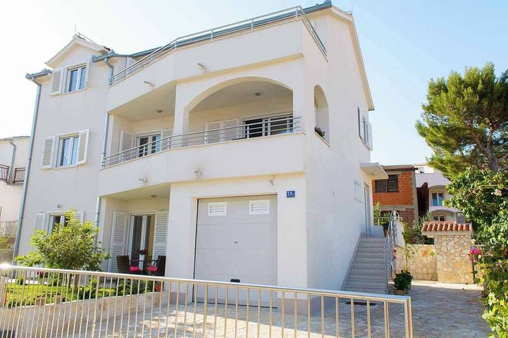Ferienwohnung für 4 Personen, mit Garten in Okrug Gornji