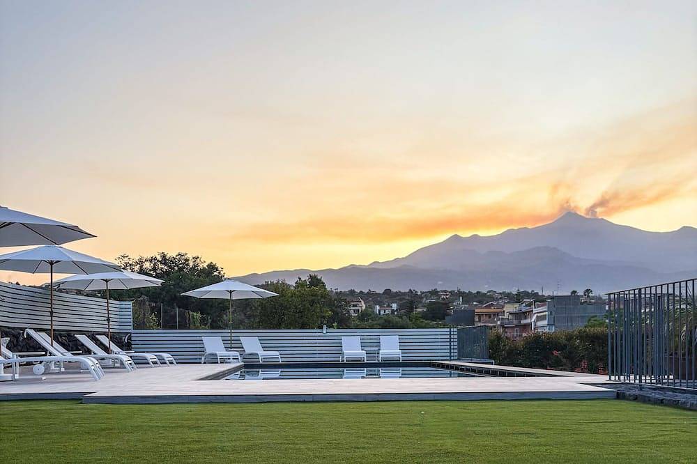 Newly Built Villa with Saltwater Pool BBQ and Etna View for Families and Groups in Tonno, Acireale