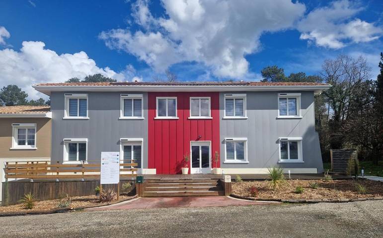Cottage pour 2 personnes, avec piscine et vue ainsi que jardin et terrasse à Coimères