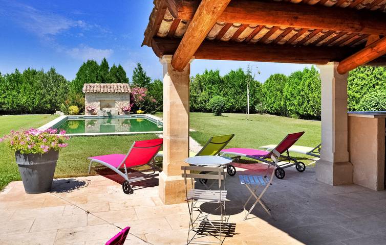 Amplio y cómodo apartamento con aparcamiento, piscina e Internet in L'Isle-sur-la-Sorgue, Vaucluse