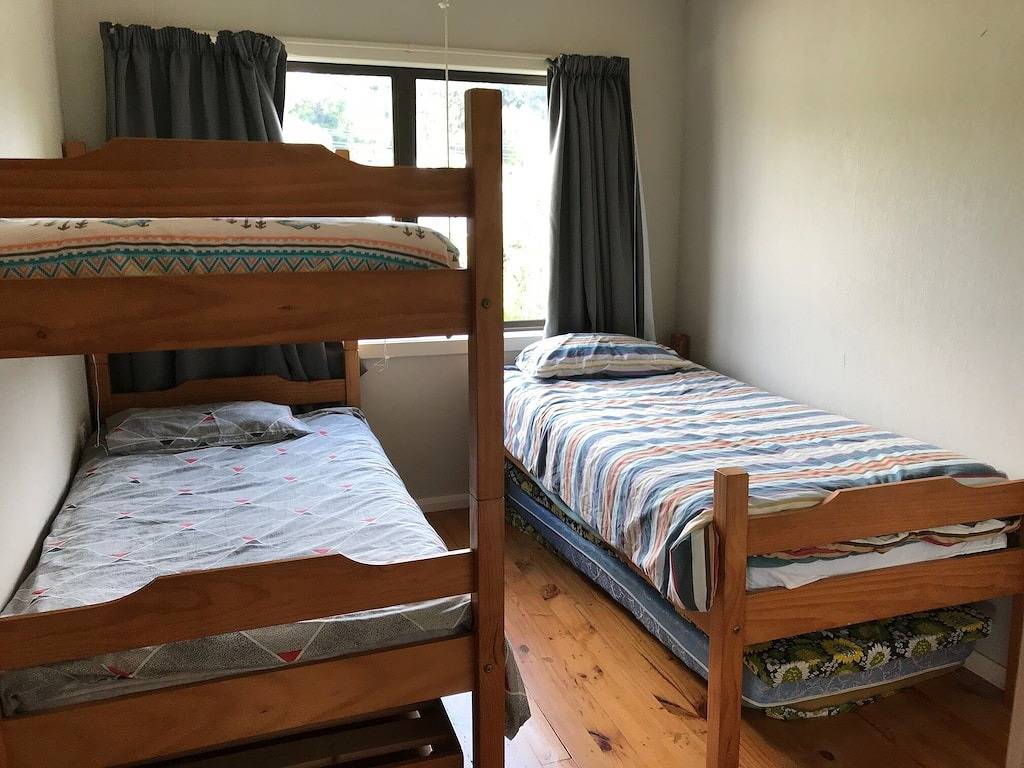 Aotea Retreat. Atemberaubende Hafenfront am Strand. in Waikato