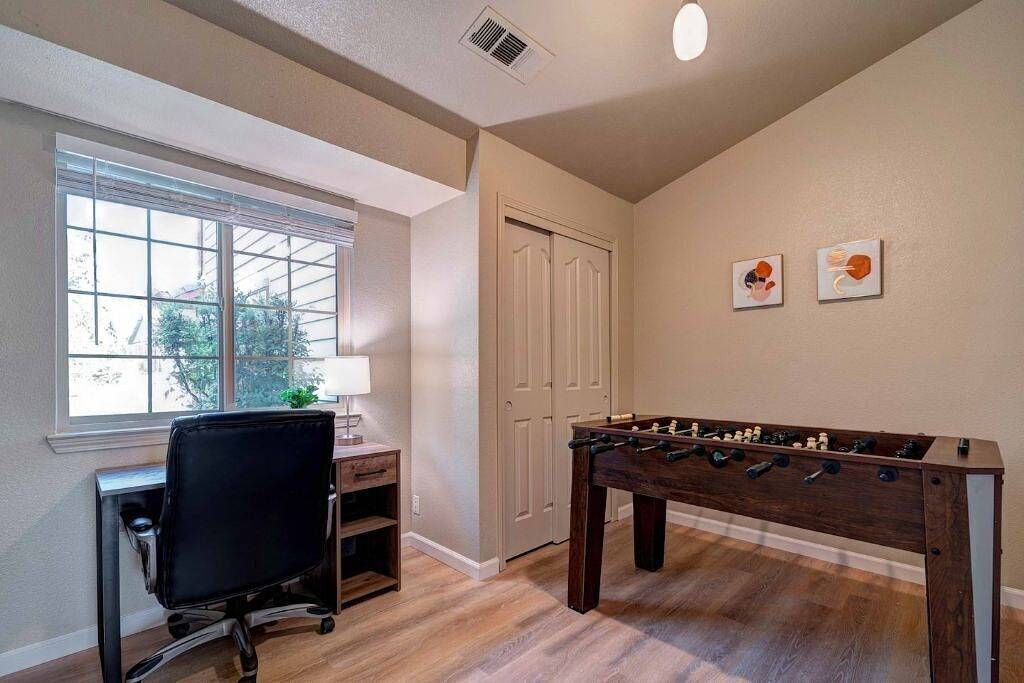 🏡 *New* The Artsy Abode ✨ Hot Tub ♨️ Bbq 🍖Foosball ⚽️ in Redding, Shasta County