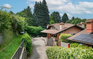 Location de vacances pour 11 personnes, avec jardin et vue sur le lac dans Stresa