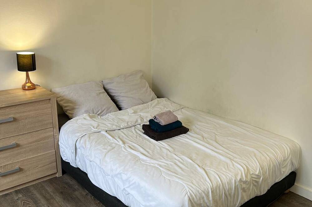Room in a large shared apartment in Asnières-sur-Seine, Hauts-de-Seine