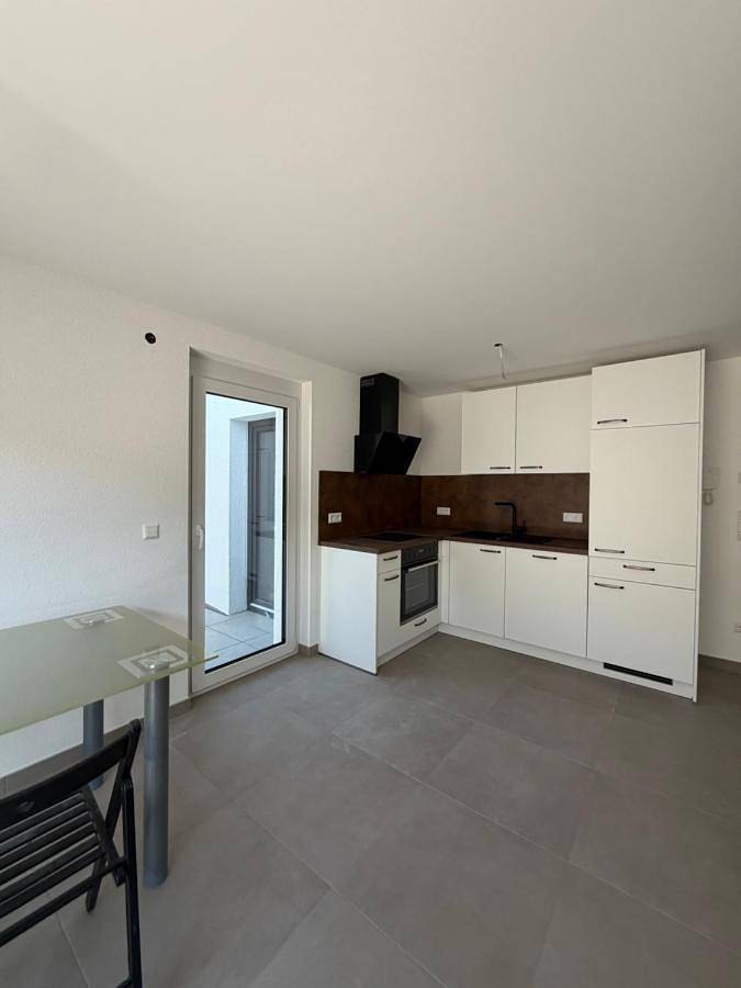 Ganze Wohnung, Moderne 2-Zimmer-Wohnung mit großer Terrasse und eigenem Stellplatz in Grafenau (Württemberg), Nordschwarzwald