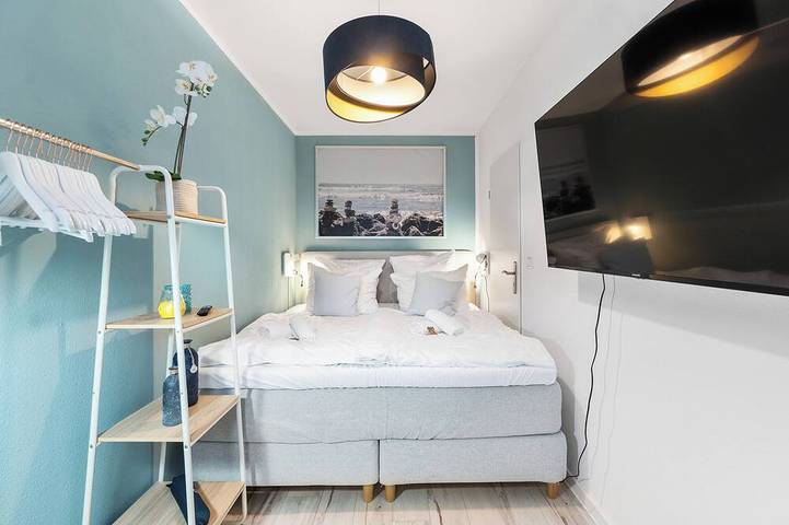 Appartement entier, Superior 2-zimmer 36qm Kingsize Boxspring 55' TV Home-office 11min Hbf in Homberg/Ruhrort/Baerl, Duisbourg