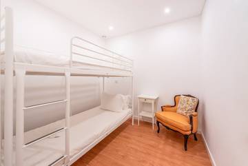 Vacation Rental for 5 Guests in Chiado, Lisbon, Picture 3