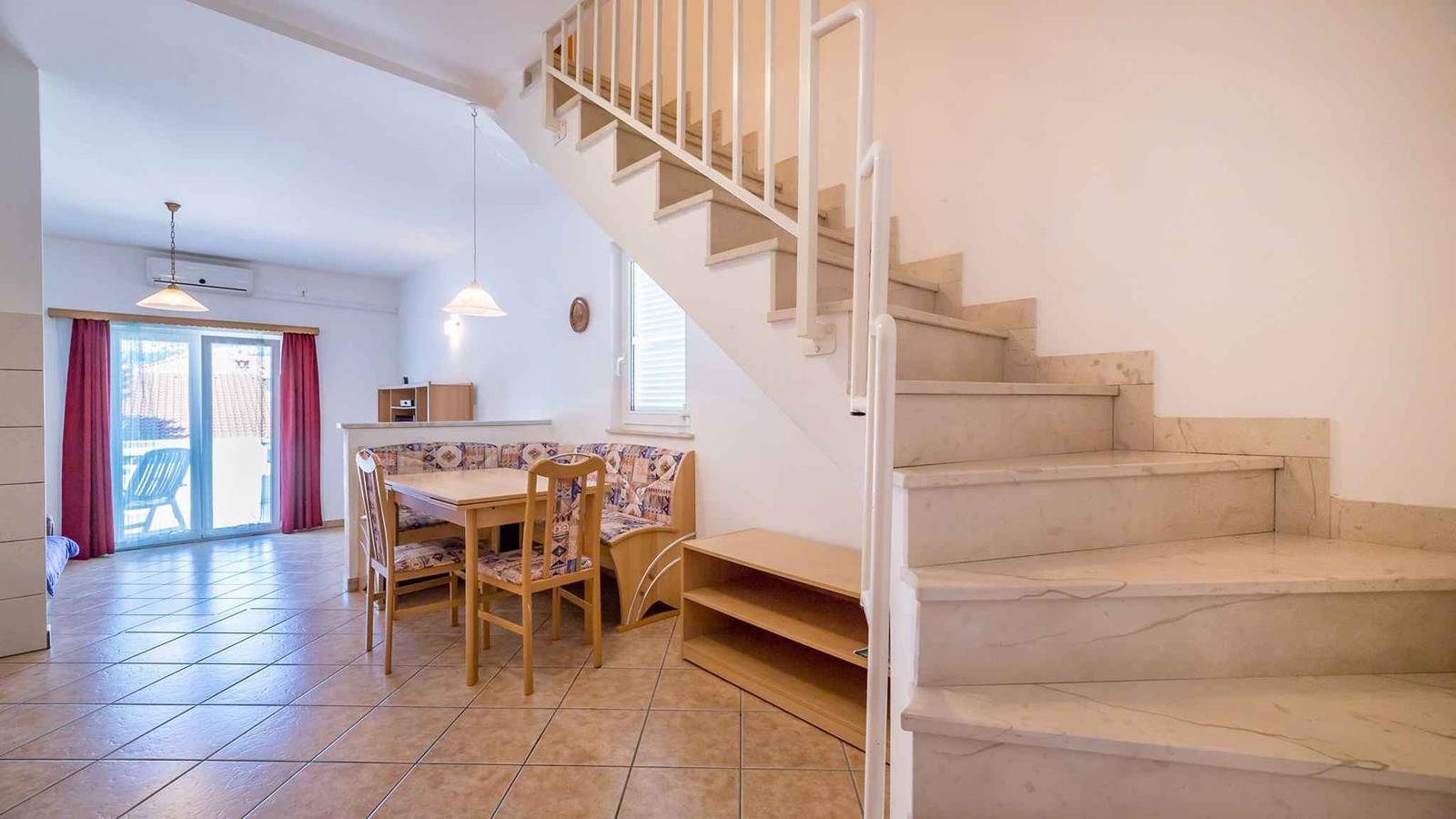 Ganze Ferienwohnung, Ferienwohnung mit Terrasse und Klimaanlage  in Zarok, Baska