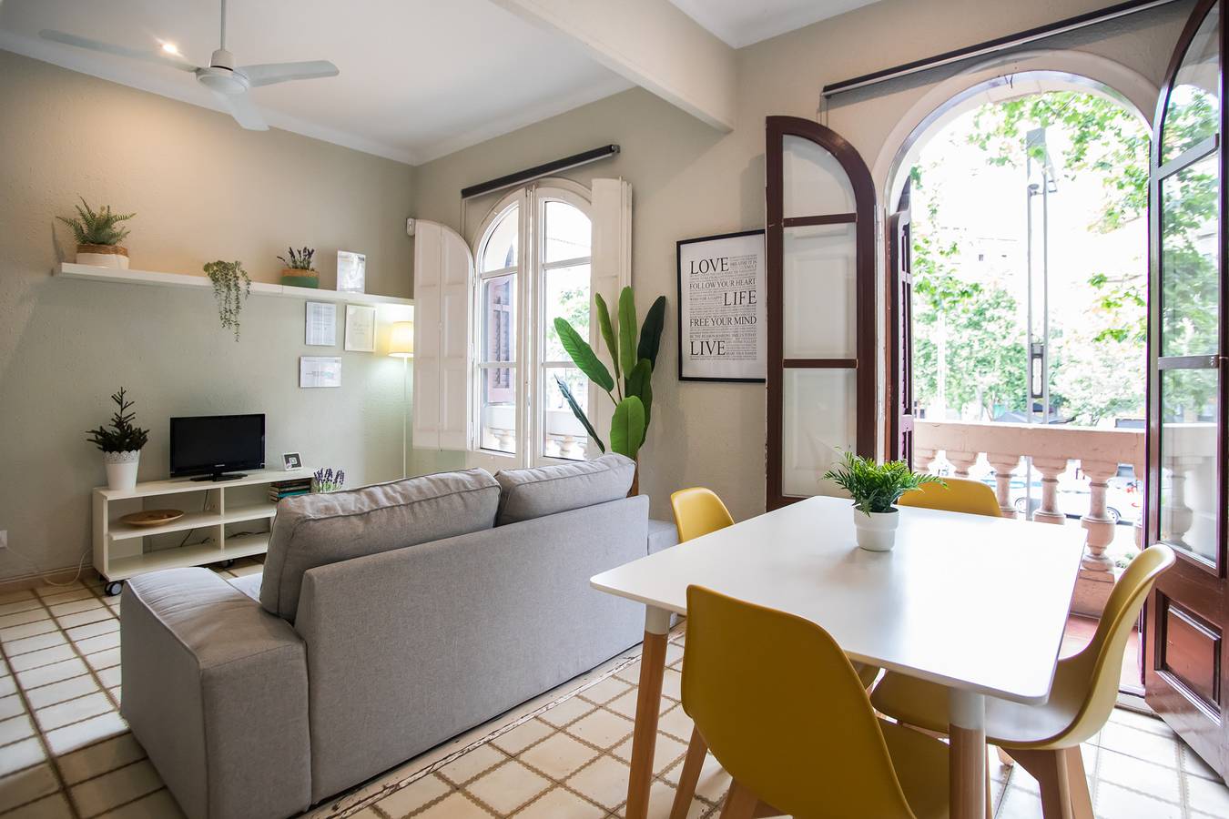 Entire apartment, Vacation apartment for 4 people with balcony in Barcelona Centre, Barcelona