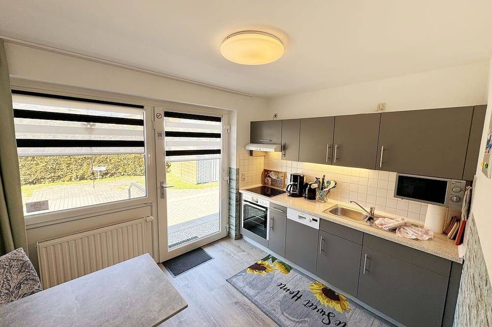 Ganze Wohnung, Wohnung 04 mit Terrasse und Boddenblick - Mr: Haus Inselperle mit Blick auf den in Alt Reddevitz, Mönchgut