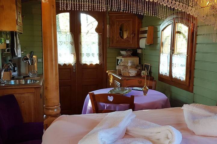 Location de vacances pour 2 personnes, avec jacuzzi ainsi que jardin et piscine à Bussac-Forêt - 2