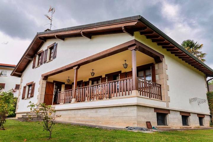 Casa rural para 15 personas, con Terraza y Jardín además de Piscina y Vistas en Navarra
