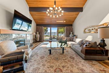 Vacation Rental for 10 Guests in Kelowna, Central Okanagan, Picture 3