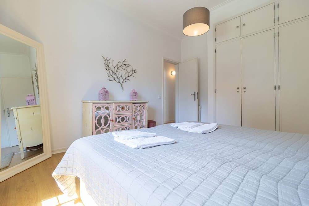 Chic Coastal Villa • Pool, Garden & Beach Vibes in Carcavelos e Parede, Costa de Lisboa